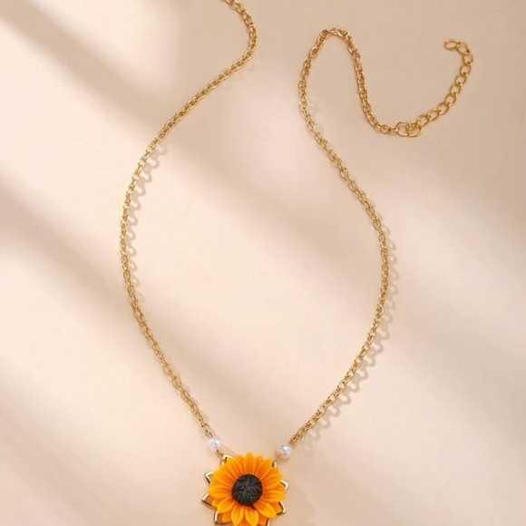 🌻 Lovely faux pearl sunflower necklace 🌻 - Picture 3 of 3